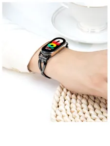 Gros plan détail du bracelet de montre en métal de rechange avec strass au poignet.