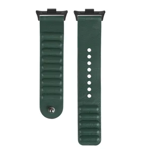 Détail de bracelet de montre en cuir vert foncé, fermeture magnétique et texture premium.