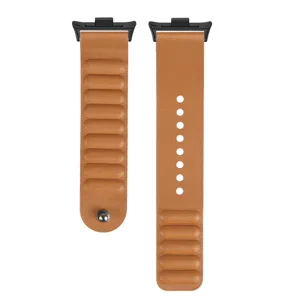 Détail de bracelet de montre connectée en cuir marron avec texture rainurée et rivet en métal.