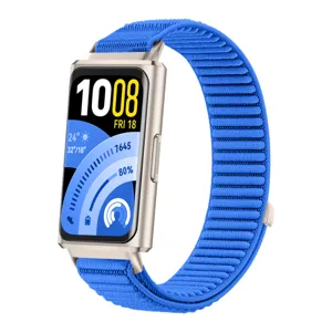 Primer plano detallado de la correa de reloj tejida azul con caja de metal y pantalla.