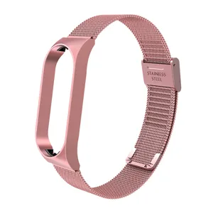 Correa de reloj inteligente de metal milanesa en oro rosa con marco y cierre magnético.
