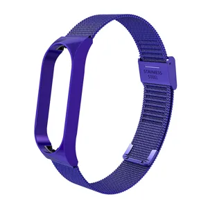 Detalle de correa de reloj milanesa de metal morado, hebbrilla de malla de acero inoxidable.