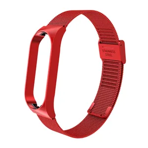 Detalle de correa de reloj milanesa de metal rojo con cierre magnético y marco.