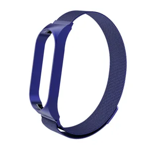 Detalle de correa de repuesto de metal Milanese azul, diseño de cierre magnético para smartwatch.