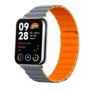 Detailansicht des zweifarbigen Silikon-Uhrenarmbands mit grauer Außenseite und orangem Innenfutter.