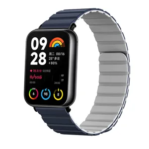 Detailansicht einer Smartwatch mit zweifarbigem magnetischem Silikonarmband in Blau Grau.