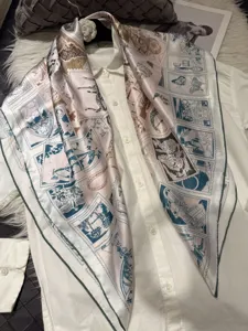 Élégant carré de soie avec motifs de timbres vintage, foulard de luxe pour femmes.