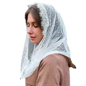 Gedetailleerd uitzicht op de elegante witte kanten bruidssluier en sjaal, prachtig gedrapeerd.