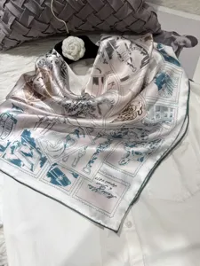 Vue détaillée de carré de soie de luxe avec un élégant motif de timbre vintage raffiné.