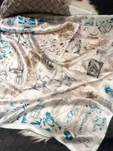 Détail de carré en soie présentant un imprimé équestre vintage de calèche et des bords roulés.