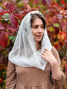 Detailopname van een witte kanten bruidssluier, elegante netten hoofddoek voor bruiloftfeesten.