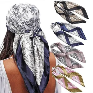 Elegantes Satintuch Set mit klassischem Barock und Paisley Muster für stilvolle Frauen.
