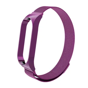 Vista detallada de la correa de repuesto milanesa de metal morado para reloj inteligente.