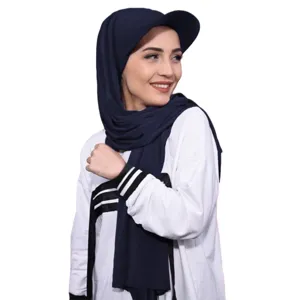 Vue détaillée du élégant bonnet hijab bleu foncé pour femme avec visière intégrée et tissu doux.