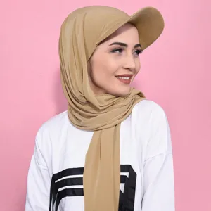 Vue détaillée d'un hijab kaki élégant avec visière intégrée, idéal pour un look chic et décontracté.