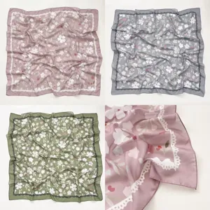 Pañuelo cuadrado de seda sintética con estampado floral, accesorio elegante mujer.