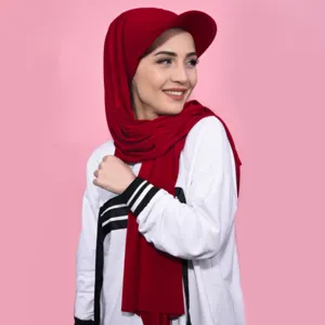 Découvrez l'élégant bonnet hijab unicolore pour femme avec visière pour un usage quotidien.