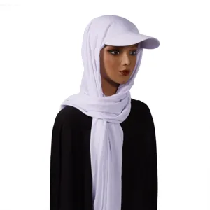 Vue détaillée d'un hijab instantané blanc uni pour femme avec visière de casquette intégrée.