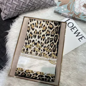Luxus Seidenschal mit Leopardenmuster und Goldkette, eleganter 90x90cm Modequadratschal Damen.