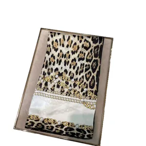 Luxus Seidentuch mit schickem Leopardenmuster und Goldkette, 90x90cm quadratisch.