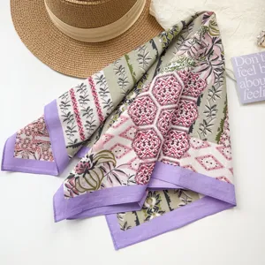 Foulard carré en coton vintage à fleurs, vert frais et bordure violette, élégant accessoire
