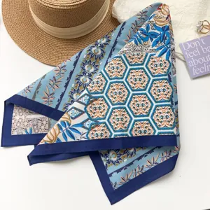 Foulard carré géométrique en coton bleu, élégant foulard vintage pour femme au printemps.