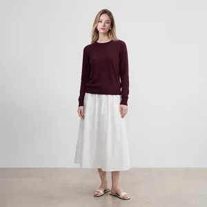 Detailaufnahme des roten Damen Strickpullovers mit Rundhalsausschnitt im hellen Studio.
