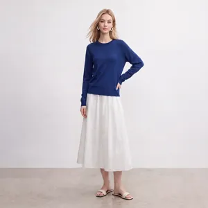 Detailansicht eines blauen Damen Langarm Rundhals Strickpullovers, eleganter Lifestyle-Look.