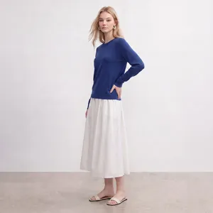 Elegant blauer Rundhals Langarm-Knitsweater kombiniert mit einem stilvollen Rock.