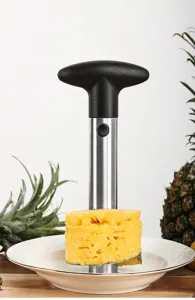 Dettaglio dello strumento tagliainananas e levatorsoli in acciaio inox per frutta.