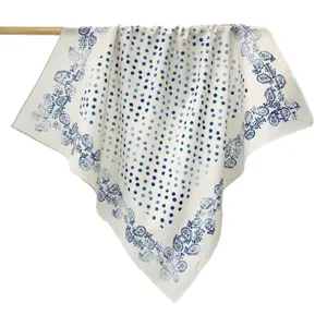 Foulard carré en coton avec des pois bleus et un motif paisley vue suspendue principal
