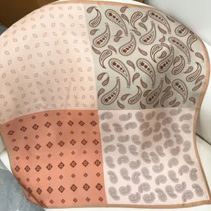 Détail de foulard en soie présentant le design exquis à quatre panneaux cachemire.