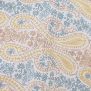 Gedetailleerde close-up van elegante geborduurde kasjmier-look sjaal met paisley motief.