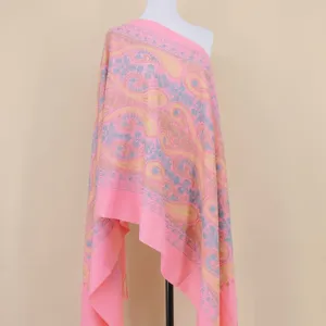 Roze kaschmir gevoel paisley sjaal detail, elegant bloemen patroon, zachte winterdoek.