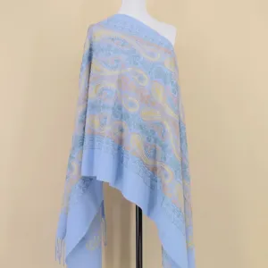 Gedetailleerd overzicht van de lichtblauwe kasjmier-look sjaal met paisley motief.