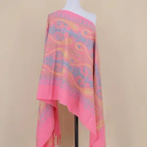 Roze kasjmier-look winter sjaal omslagdoek met elegante blauw-gouden paisley borduursel.