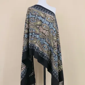 Gedetailleerd uitzicht op de elegante imitatie kasjmier sjaal met paisley borduurwerk.