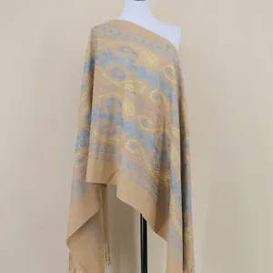 Gedetailleerd overzicht van de elegante sjaals met kasjmier-achtige paisley print be.