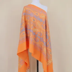 Gedetailleerd overzicht van oranje kasjmiergevoel sjaal met elegant paisley borduurpatroon.
