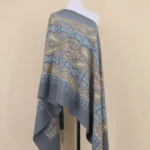 Gedetailleerd uitzicht op de elegante grijze sjaal met prachtige traditionele patronen.