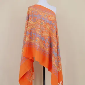 Detailopname van de oranje kasjmier-look sjaal met fijne traditionele paisley borduursels.