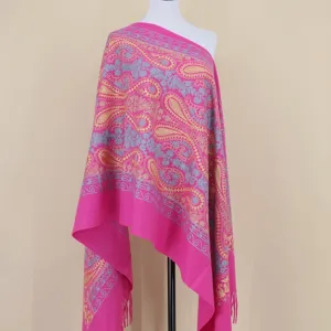 Detail van de roze sjaal met kasjmier-gevoel en ingewikkelde paisleystickers en franjes.