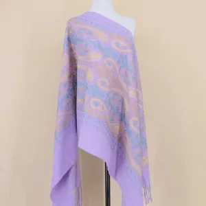 Gedetailleerd uitzicht van de paarse kasjmier-look sjaal met elegant paisley motief.