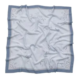 Elegante pañuelo cuadrado grande efecto seda con borde azul y estampado floral para mujer.