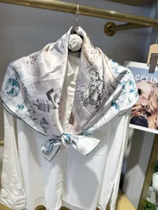 Carré de soie luxueux imprimé timbre vintage, accessoire élégant foulard pour femme.