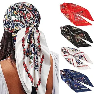Detailansicht des Seidenquadratschals für Damen mit Blumen-Paisley-Muster und Farboptionen.