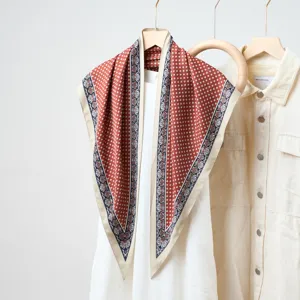 Foulard en soie rouge rétro à pois et bordure florale, élégant châle triangulaire pour femme.