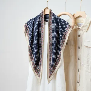 Foulard triangulaire en soie imprime vintage elegant pour tenue de mode feminine