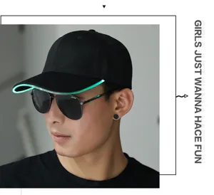 Detailansicht einer schwarzen LED leuchtenden Kappe mit gruener Kantenbeleuchtung.