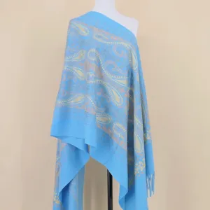Lichtblauwe paisley imitatie kasjmier sjaal omslagdoek, zachte warme etnische stijl cape.